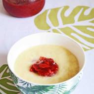 Letnia zupa krem z białych szparagów z dodatkiem konfitury truskawkowej