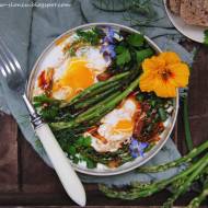 Projekt śniadanie: Jajka po turecku ze szparagami
