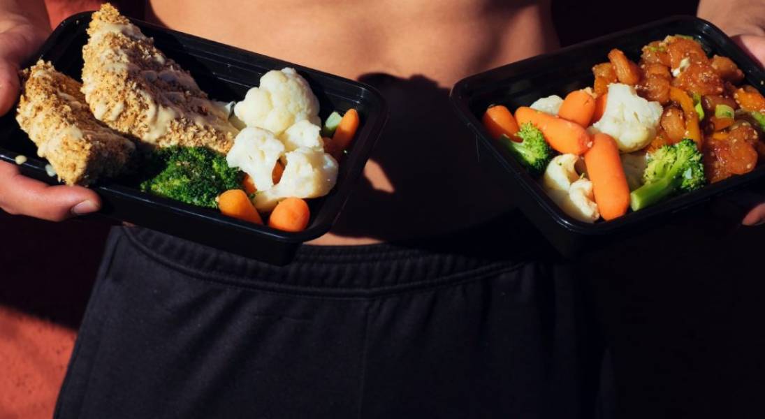 Jak catering dietetyczny pomaga kontrolować kalorie? Wyjaśniamy