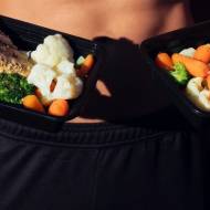Jak catering dietetyczny pomaga kontrolować kalorie? Wyjaśniamy