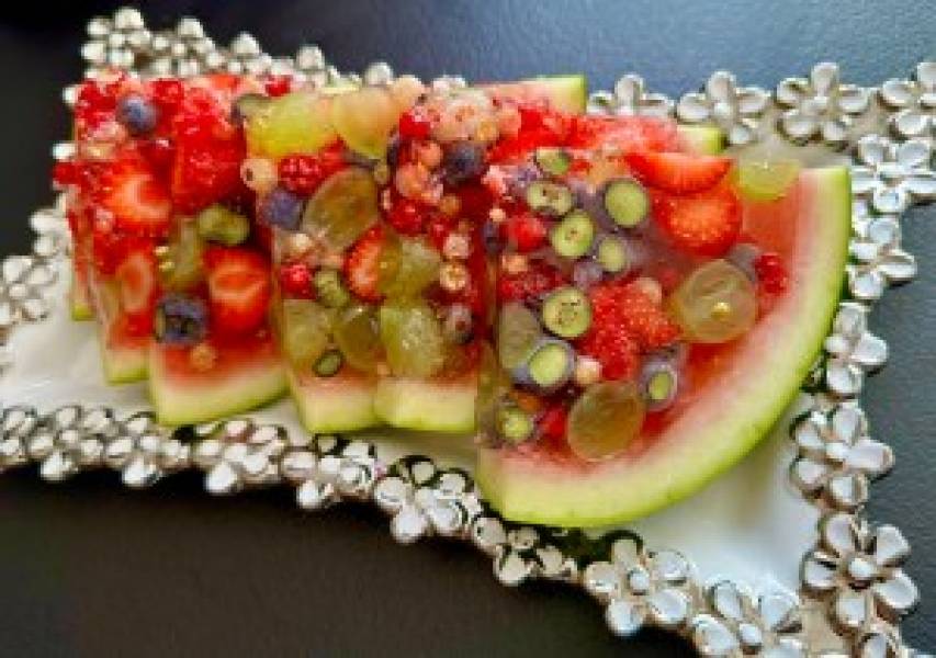 Arbuz z owocami w galaretce – pyszny deser!