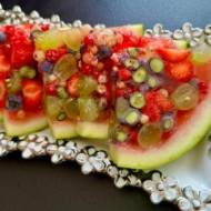 Arbuz z owocami w galaretce – pyszny deser!