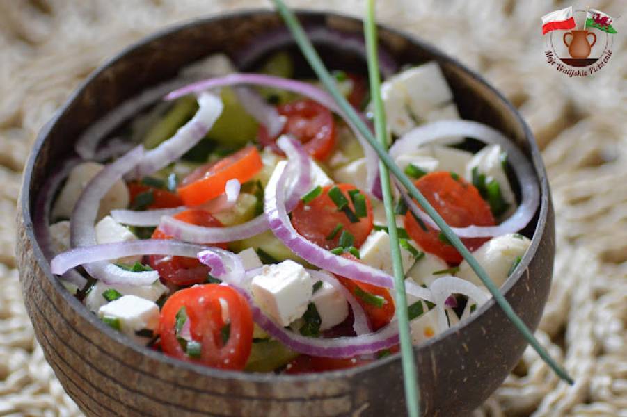 LEKKA SAŁATKA Z POMIDORÓW, OGÓRKÓW, SERA FETA I MOZZARELLI