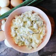 Sałatka z pieczarkami i jajkiem – prosta sałatka z dwóch składników