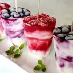 Lody jogurtowe na patyku z owocami bez specjalnej formy.