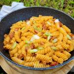 Makaron z kiełbasą w sosie śmietankowym i słodkim sosem chilli.