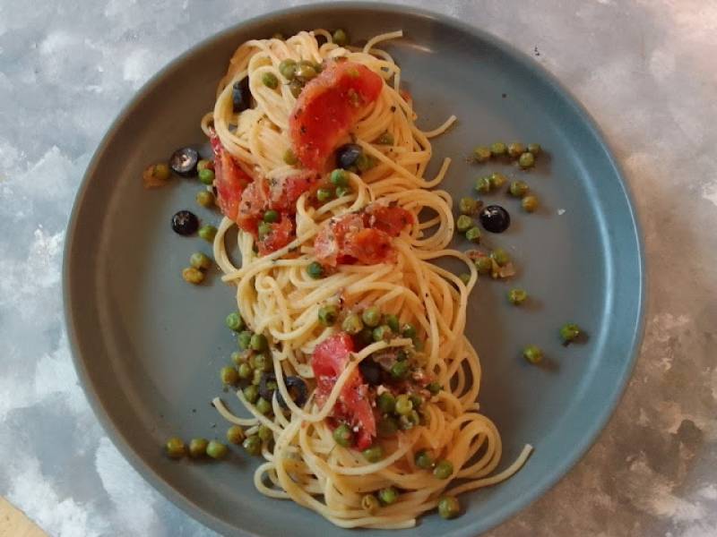 Spaghetti z pomidorami i oliwkami