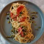Spaghetti z pomidorami i oliwkami