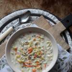 Zupa serowa z warzywami i mięsem mielonym