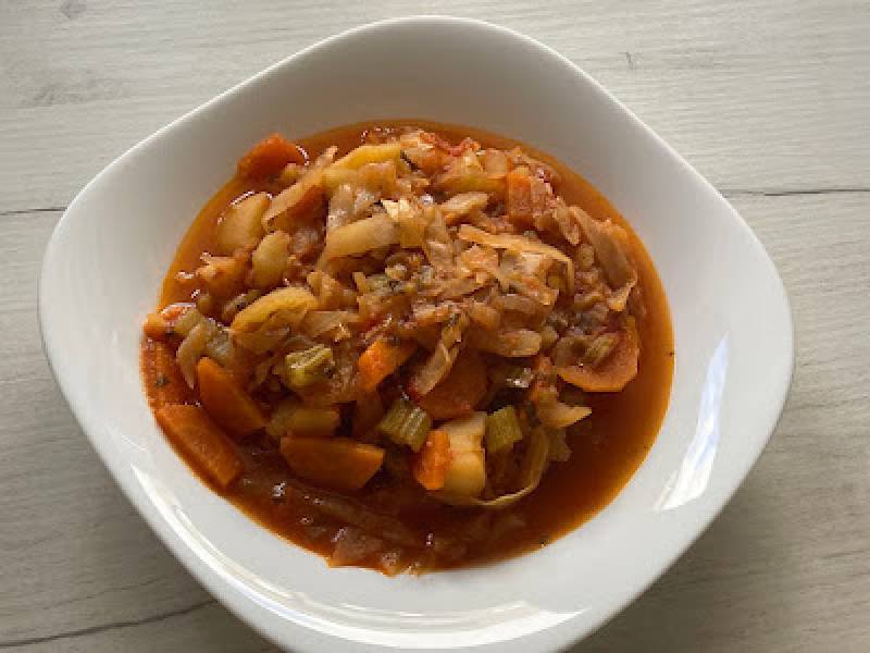 Zupa z kapusty z pomidorami - dieta bez mięsa