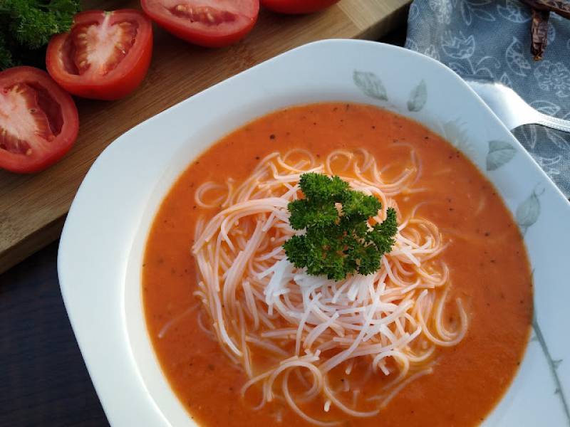 Pikantna zupa pomidorowa z mleczkiem kokosowym