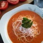 Pikantna zupa pomidorowa z mleczkiem kokosowym