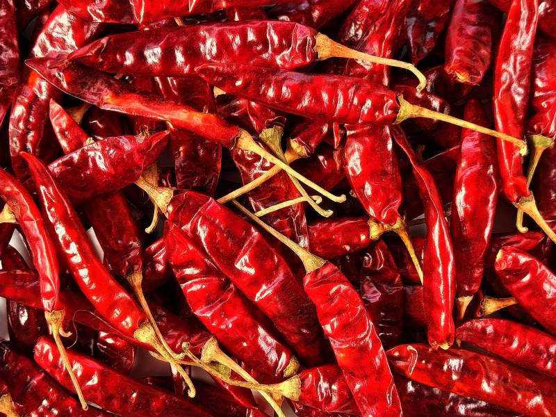 Co zrobić z suszonymi papryczkami chilli – 10 propozycji