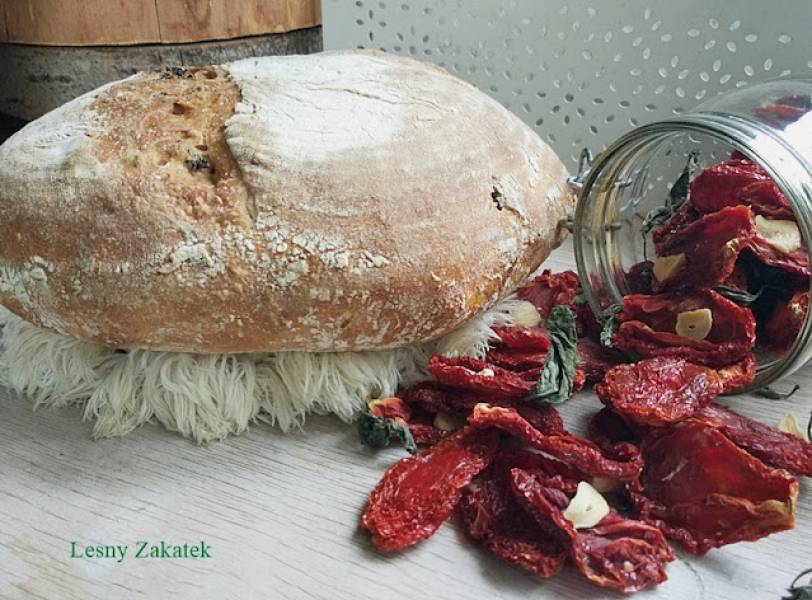 Orkiszowy na zaczynie z płaskurki z suszonymi pomidorami z okazji Światowego Dnia Chleba