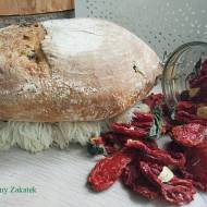 Orkiszowy na zaczynie z płaskurki z suszonymi pomidorami z okazji Światowego Dnia Chleba