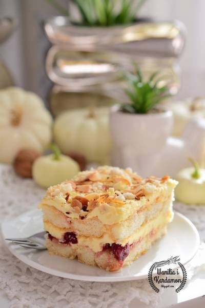 Ciasto Malakoff z cointreau i frużeliną wiśniową