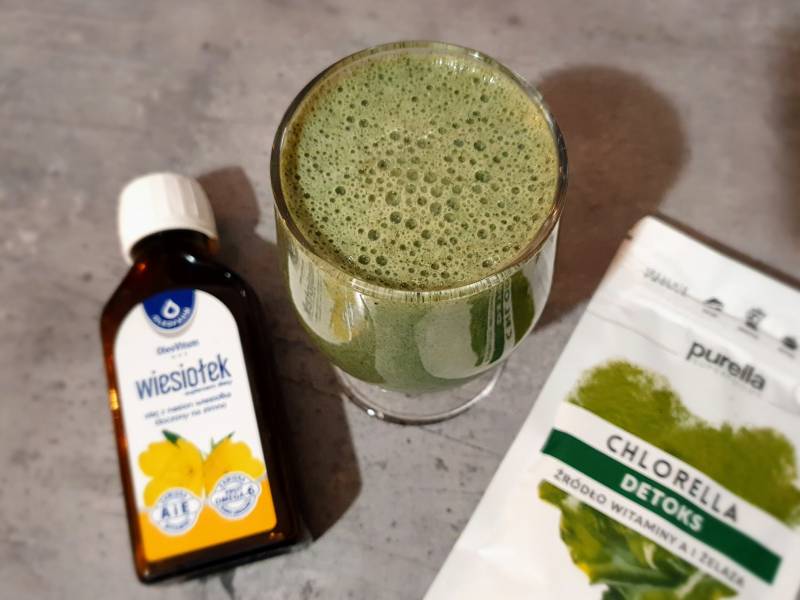 Zielony koktajl mocy z olejem z wiesiołka i algami. Dlaczego warto wprowadzić te dwa produkty do swojej diety?