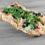 Pinsa, czyli pizza dla leniwych podbija Polskę. Przepis na włoski specjał