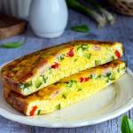 Omlet z szynką, serem i warzywami – z air fryer