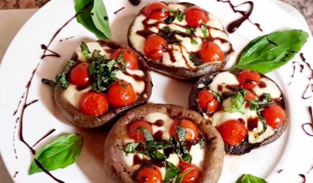 Faszerowane pieczarki w stylu Caprese.