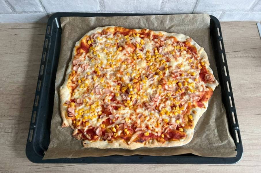 Pizza z serem, szynką i kukurydzą