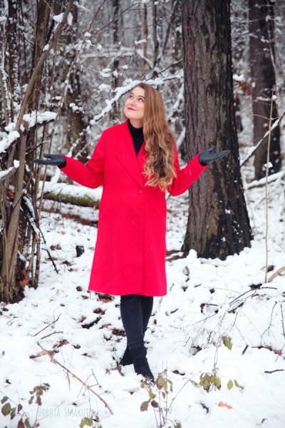 Czerwony płaszcz – stylizacja zimowa