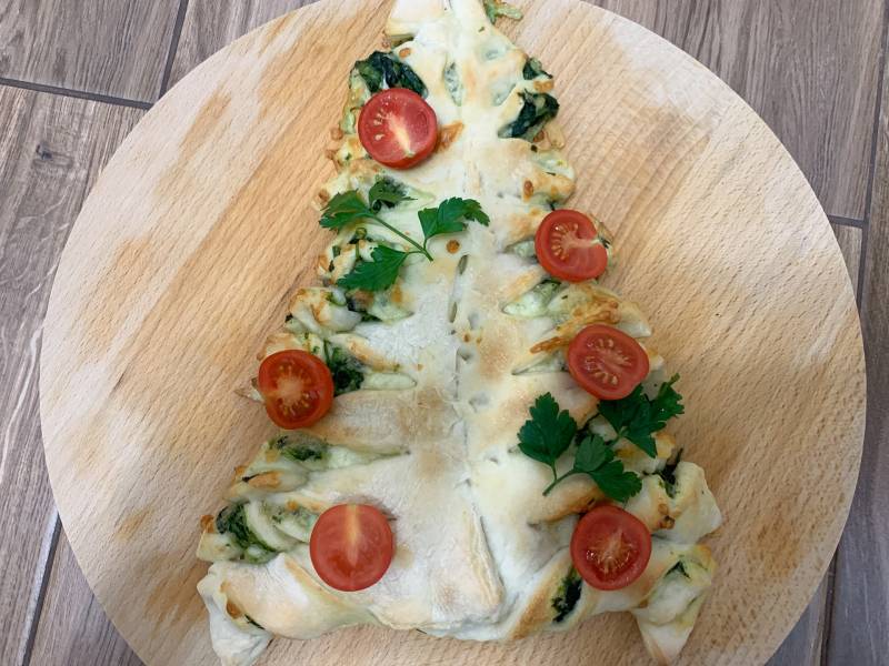 Bożonarodzeniowa pizza w kształcie choinki