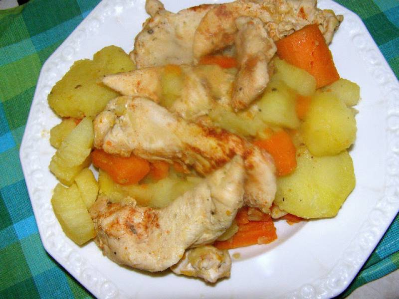 piersi kurczaka z ziemniakami,marchewką,czosnkiem z multicooker philips hd4713/40...