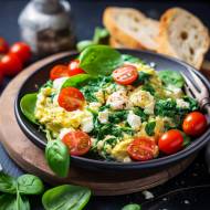 Jajecznica na szpinaku z pomidorkami cherry i kozim serem: Śniadanie pełne smaku i energii
