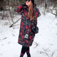 Puchowa kurtka w kwiaty – stylizacja zimowa