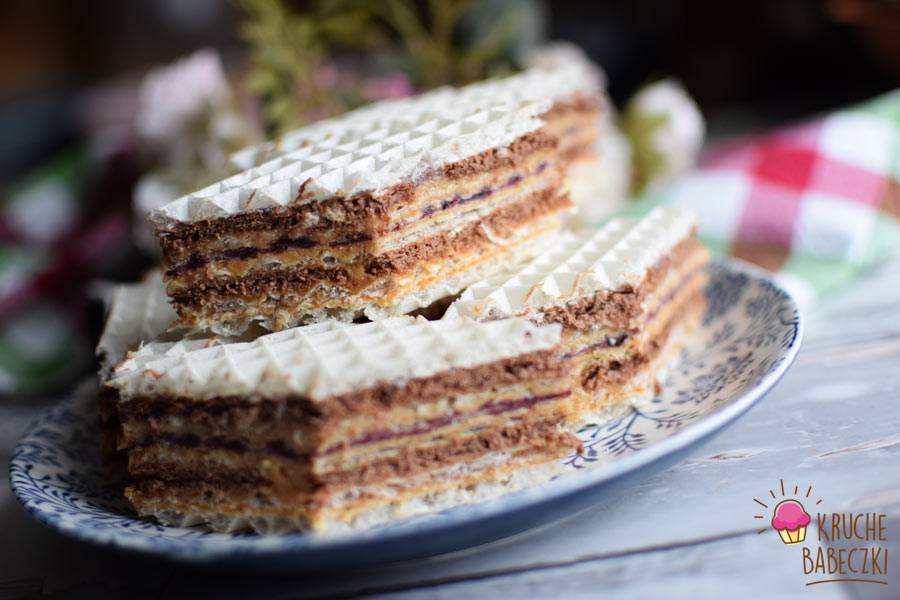 Wafel z kajmakiem, ciasteczkami i dżemem