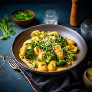 Gnocchi z brokułami w kremowym sosie curry: idealne połączenie włoskiej klasyki i orientalnych smaków