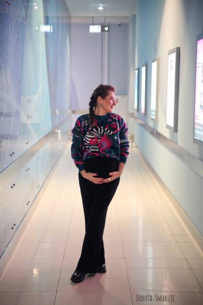 Wzorzysty sweter – stylizacja ciążowa