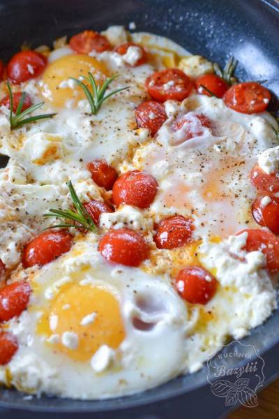 Jajka sadzone z serem feta i pomidorkami