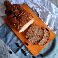 Chleb pszenno-żytni z suszonymi śliwkami i żurawiną.