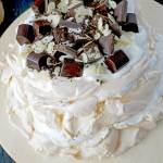 Tort Bezowy z bitą śmietaną – przepis na pyszny i efektowny deser