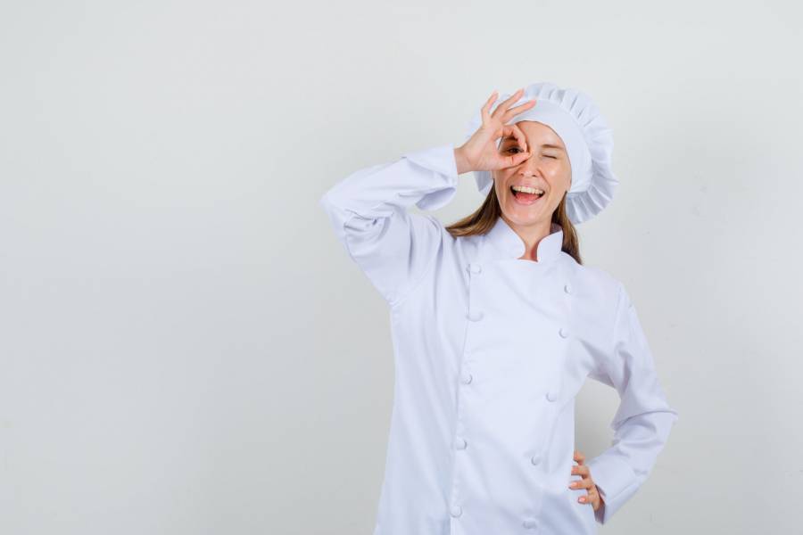 Czym jest bluza kucharska i dlaczego warto po nią sięgnąć? Poznaj jej najważniejsze zalety