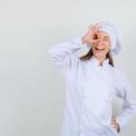 Czym jest bluza kucharska i dlaczego warto po nią sięgnąć? Poznaj jej najważniejsze zalety
