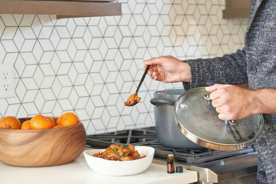 Garnek tytanowy – 3 najważniejsze cechy i korzyści tego naczynia kuchennego