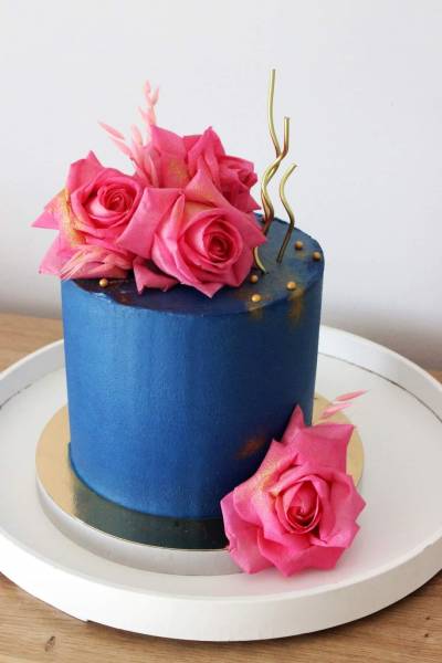 Tort urodzinowy z żywymi kwiatami ( mus biała czekolada, mus malinowy, mus mleczna czekolada, żelka wiśniowa )