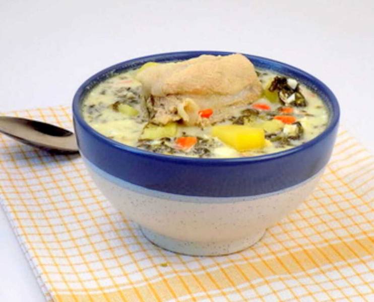Tradycyjna zupa szczawiowa z ziemniakami śmietaną i jajkiem