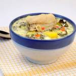 Tradycyjna zupa szczawiowa z ziemniakami śmietaną i jajkiem