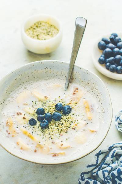Nowość na śniadanie – zupa mleczna na mleku migdałowym z nasionami