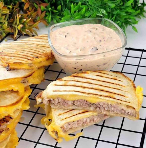 Tortilla cheeseburger  z grilla