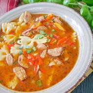 Zupa cygańska z makaronem – prosty przepis na pyszne danie
