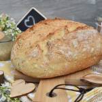 Chrupiący chleb z gara z ziarnami