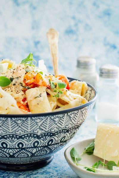 Rigatoni z ricottą i pieczonym łososiem