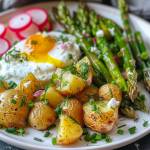 Przepis na majowy obiad z sezonowych składników: młode ziemniaki z koperkiem, szparagi z jajkiem w koszulce i sałatka z rzodkiew