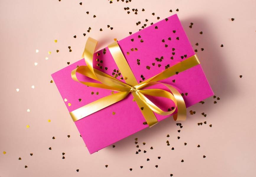 Sztuka wręczania prezentów – jak zrobić wrażenie na obdarowanym?