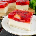Grysikowiec truskawkowy – łatwe i pyszne ciasto bez pieczenia